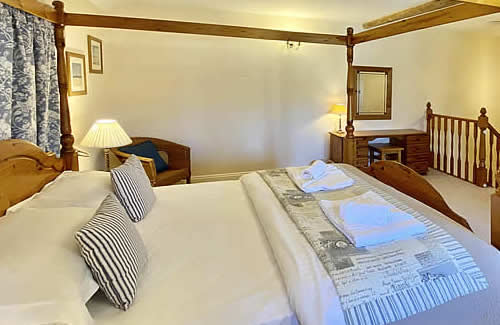 The Goose House, a one bedroom self catering holiday cottage with four poster bed